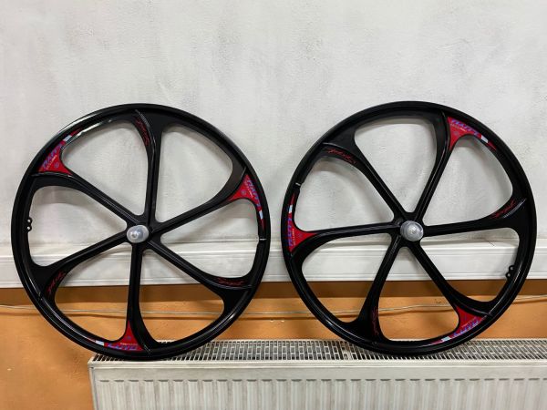 Комплект колес 26" MTB,литое,под трещотку, двойной обод,алюм.,6 лопастей,черное,135/110мм                                                                                                                                                                 